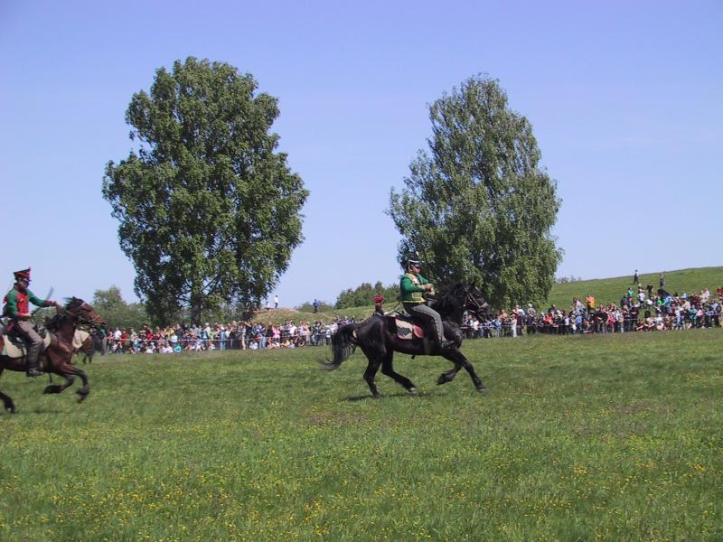 Бородинское поле, май 2002: кавалеристы в исторических формах на бегу