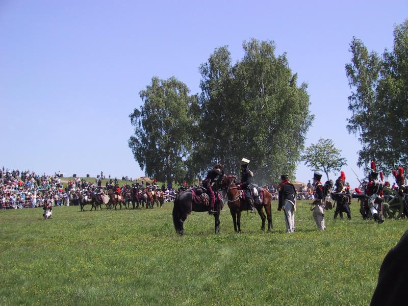 Бородинское поле, май 2002: кавалеристы и артиллерия в реконструкции