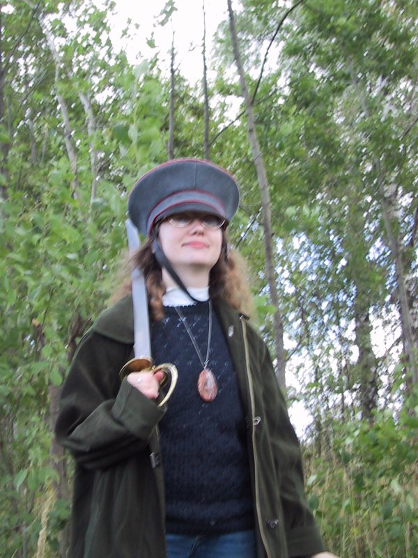 Бородинское поле, сентябрь 2001: женщина в историческом костюме с саблей