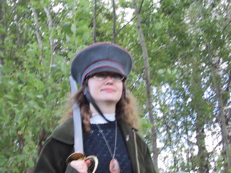 Бородинское поле, сентябрь 2001: женщина в историческом костюме с саблей