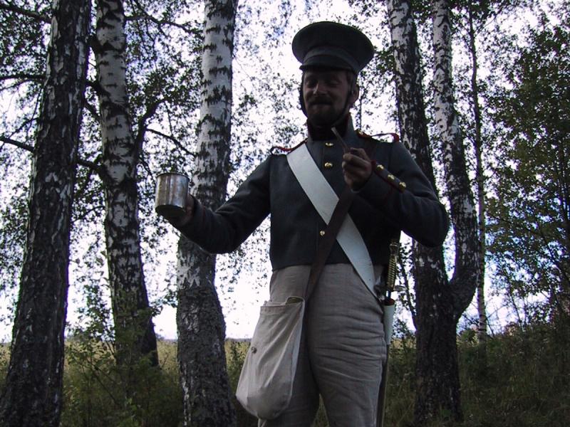 Бородинское поле, сентябрь 2001: солдат в серой форме с белым поясом и кружкой в руке