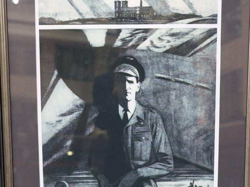 Марсель Альбер в рамке 1955 года: Нотр-Дам и бомбардировщик над водой