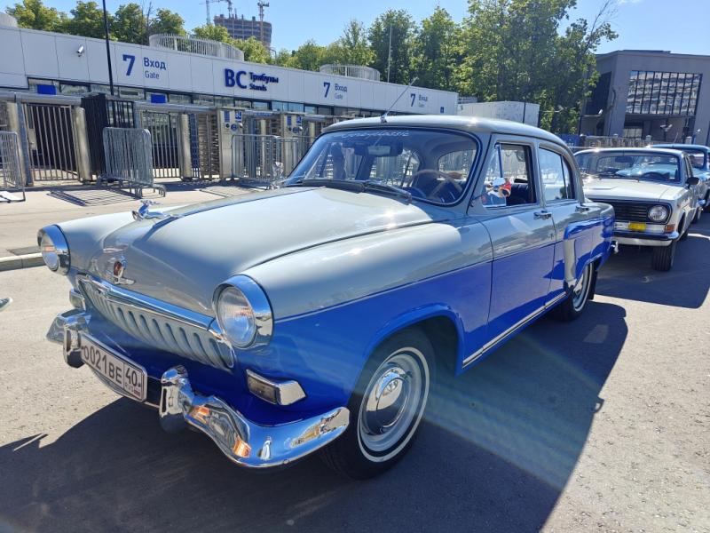 Dinamo Historic Rally: сине-серый ВАЗ-2101 у ворот 7 входа