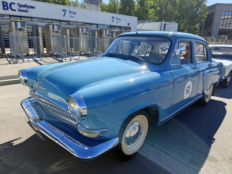 Dinamo Historic Rally: голубой ГАЗ-21 на фоне стендов 7 входа