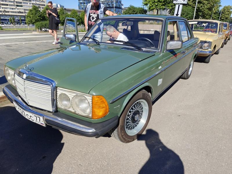 Dinamo Historic Rally: зелёный Mercedes-Benz W123 на парковке