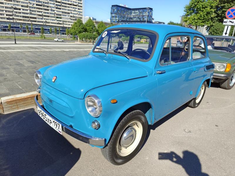 Dinamo Historic Rally: ярко-голубой ЗИЛ-151 в центре Москвы