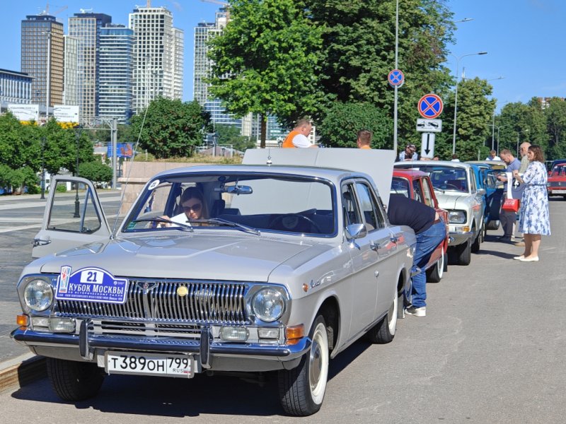 Dinamo Historic Rally: серебристый ВАЗ-2101 с номером 21 на фоне московских небоскрёбов