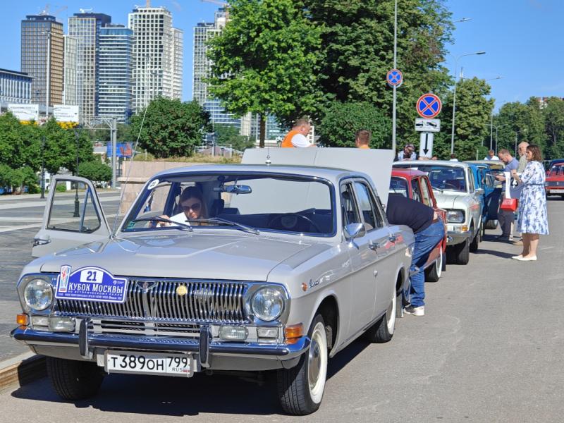 Dinamo Historic Rally: серебристый ВАЗ-2101 с номером 21 на фоне московских небоскрёбов