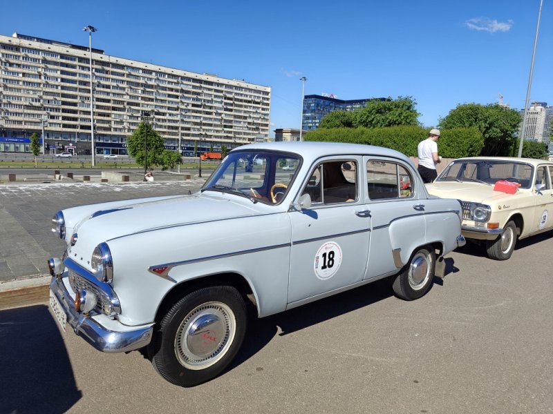 Dinamo Historic Rally: серебристая ВАЗ-2101 с номером 18 на фоне панельных домов