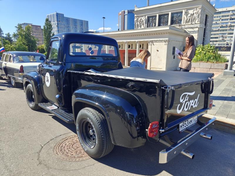 Dinamo Historic Rally: чёрный Ford F-100 1956 года у памятника в центре Москвы
