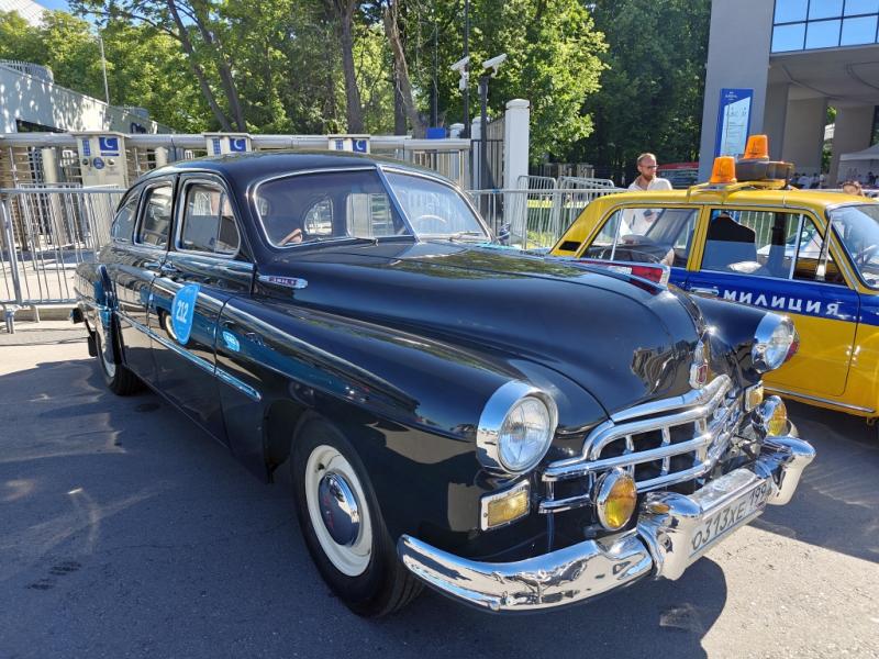 Dinamo Historic Rally: чёрный ГАЗ-12 с номером 212 и жёлто-синий такси-полиция