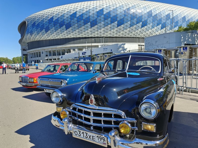 Dinamo Historic Rally: черный ГАЗ-21 и красный Mercedes в зоне стадиона