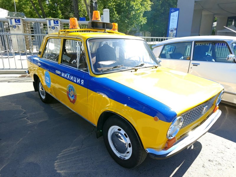 Dinamo Historic Rally: жёлто-синий «Милиция» на парковке