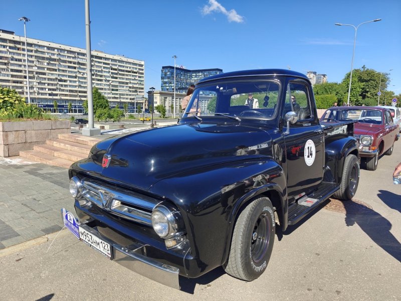 Чёрный Ford F-100 на Dinamo Historic Rally в Москве, 2024