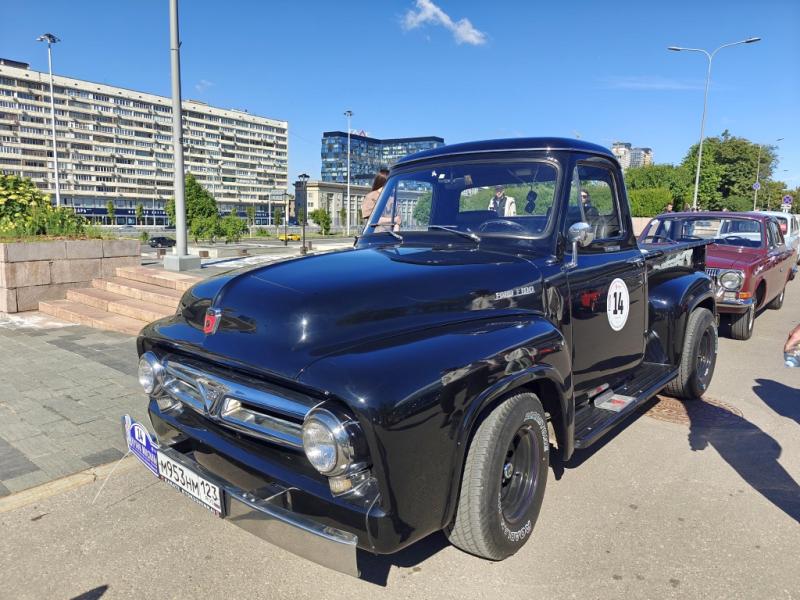 Чёрный Ford F-100 на Dinamo Historic Rally в Москве, 2024