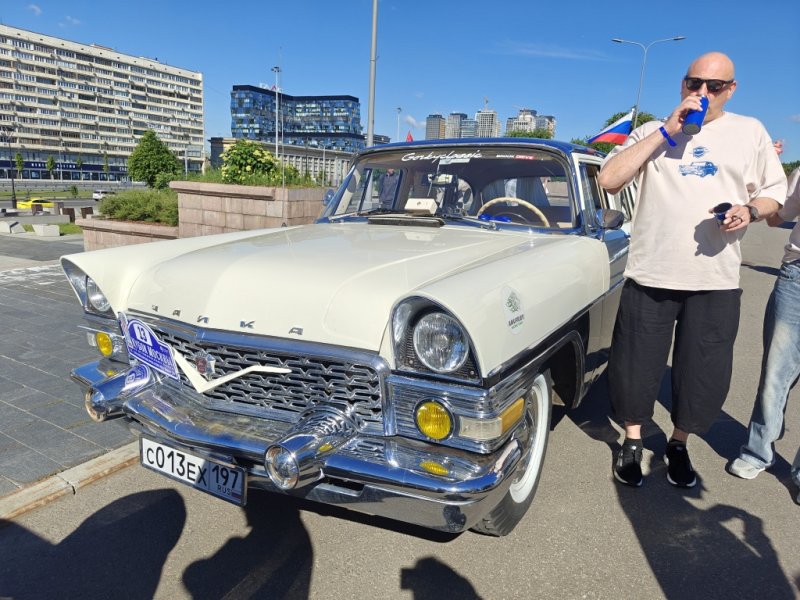 Dinamo Historic Rally: белый Чайка с хромом и российским флагом