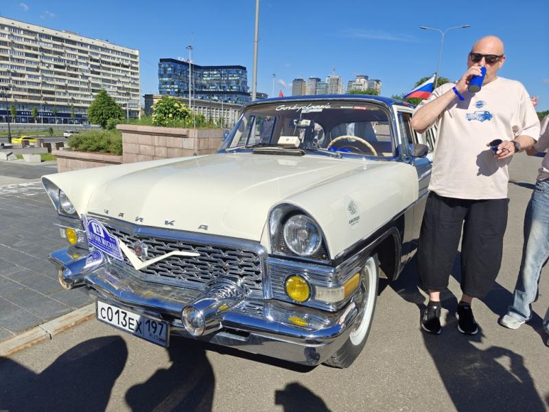 Dinamo Historic Rally: белый Чайка с хромом и российским флагом