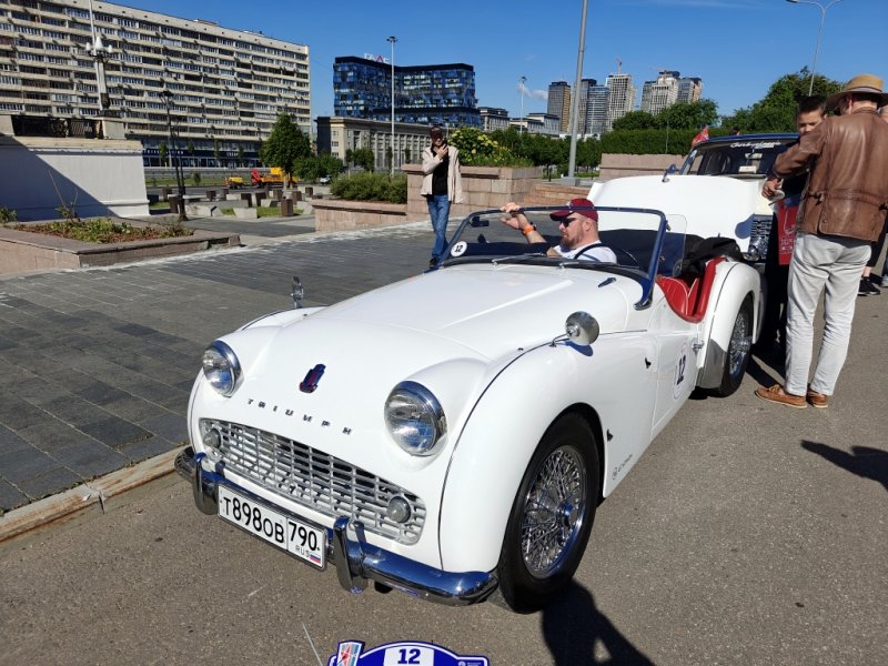 Dinamo Historic Rally: белый Triumph TR3 на фоне московских небоскрёбов