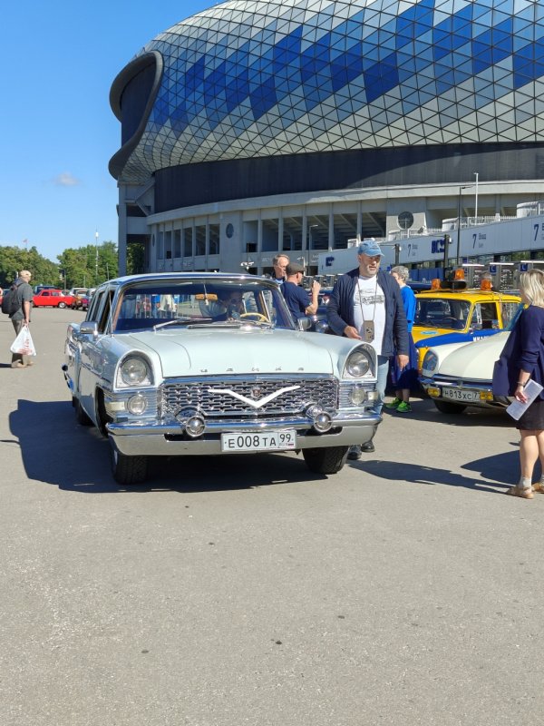 Dinamo Historic Rally: «ВАЗ-2101» у стадиона с геометрическим куполом