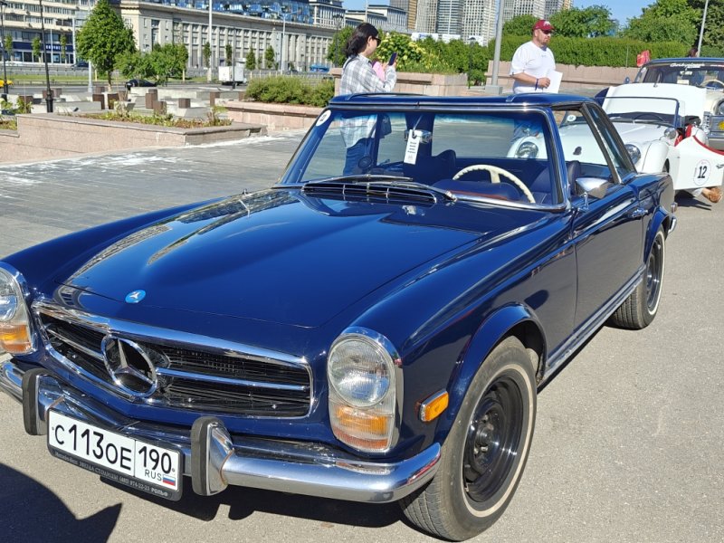 Dinamo Historic Rally: синий Mercedes-Benz 280 SL 1969 года на фоне московской архитектуры