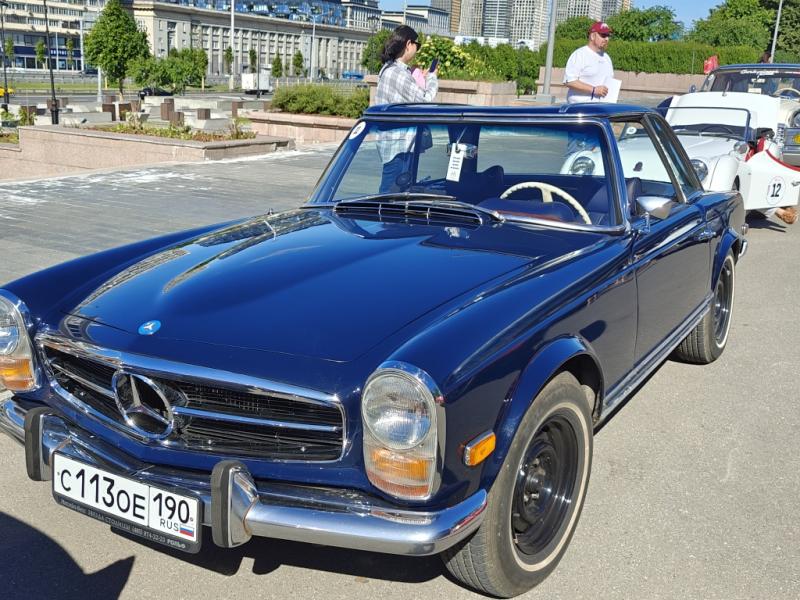 Dinamo Historic Rally: синий Mercedes-Benz 280 SL 1969 года на фоне московской архитектуры