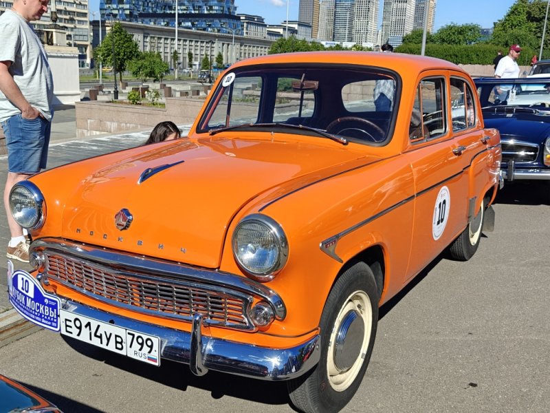 Оранжевый Москвич-412 на Dinamo Historic Rally в Москве