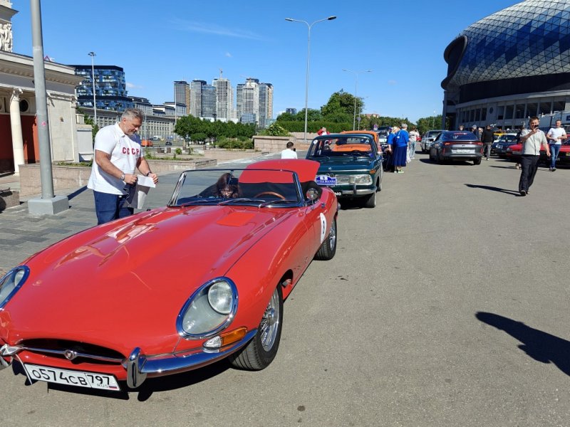 Dinamo Historic Rally: красный Jaguar E-Type и зелёный ВАЗ-2101 на фоне московского небоскрёба