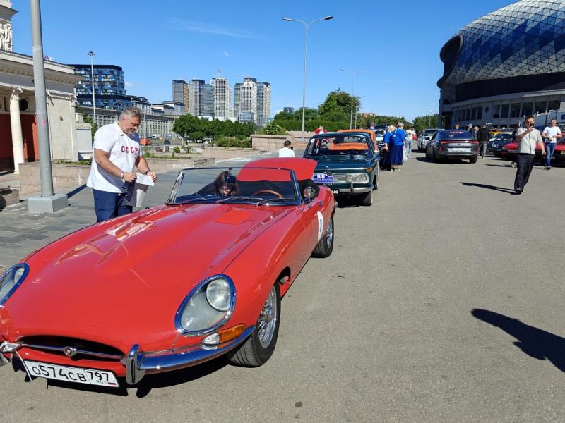 Dinamo Historic Rally: красный Jaguar E-Type и зелёный ВАЗ-2101 на фоне московского небоскрёба
