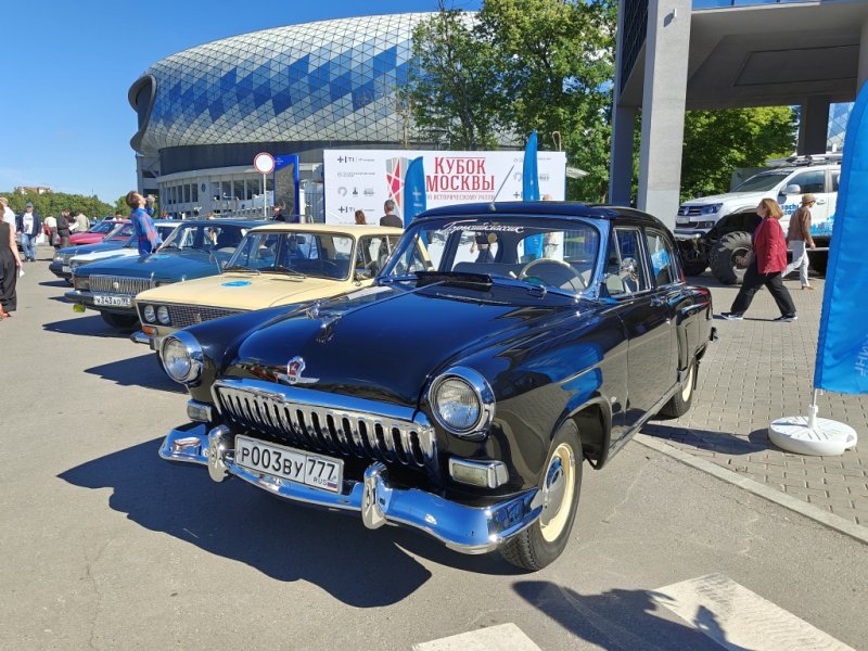 Dinamo Historic Rally: чёрный ГАЗ-21 на фоне «Кубка Москвы»