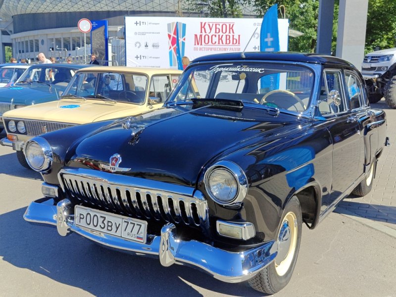 Чёрный ГАЗ-21 на Dinamo Historic Rally в Москве