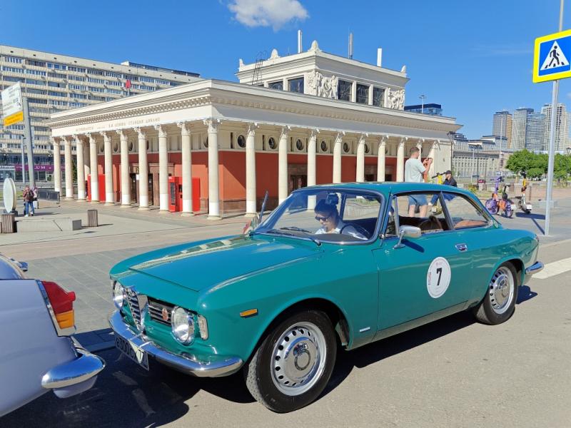 Зелёный Alfa Romeo на Dinamo Historic Rally у станции Динамо