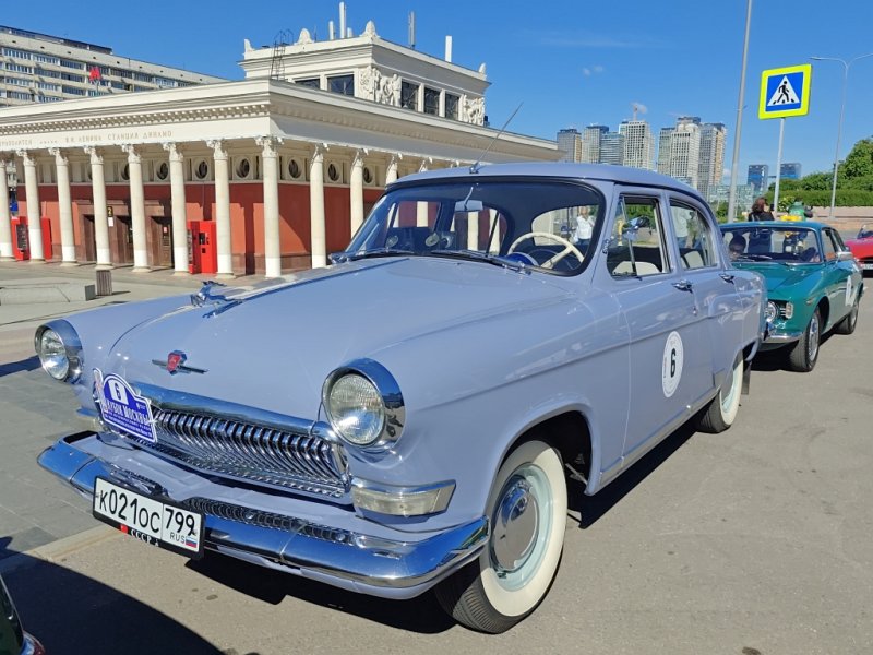 Dinamo Historic Rally: голубой ГАЗ-21 у станции «Динамо»