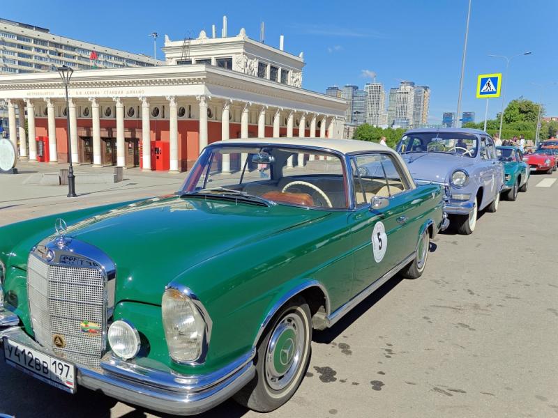 Зелёный Mercedes-Benz 220 SE на Dinamo Historic Rally у станции Динамо