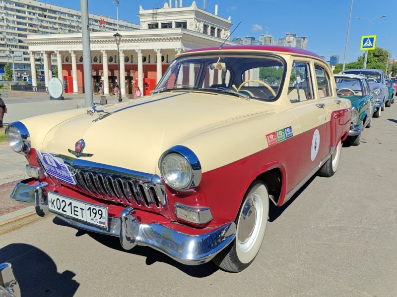 Dinamo Historic Rally: красно-кремовый ГАЗ-21 на фоне станции метро «Динамо»