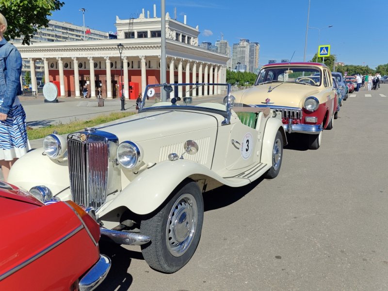 Dinamo Historic Rally: MG и ГАЗ-21 на фоне Дома кино