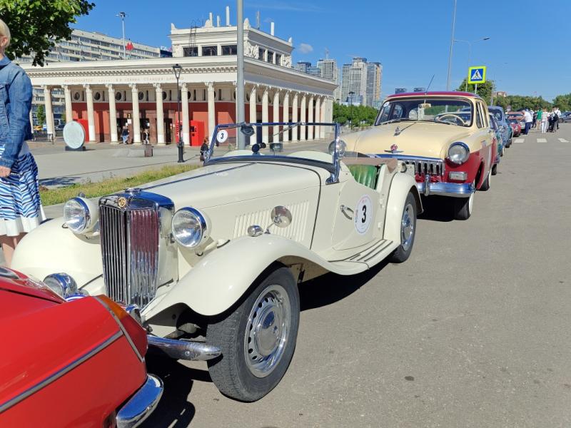 Dinamo Historic Rally: MG и ГАЗ-21 на фоне Дома кино