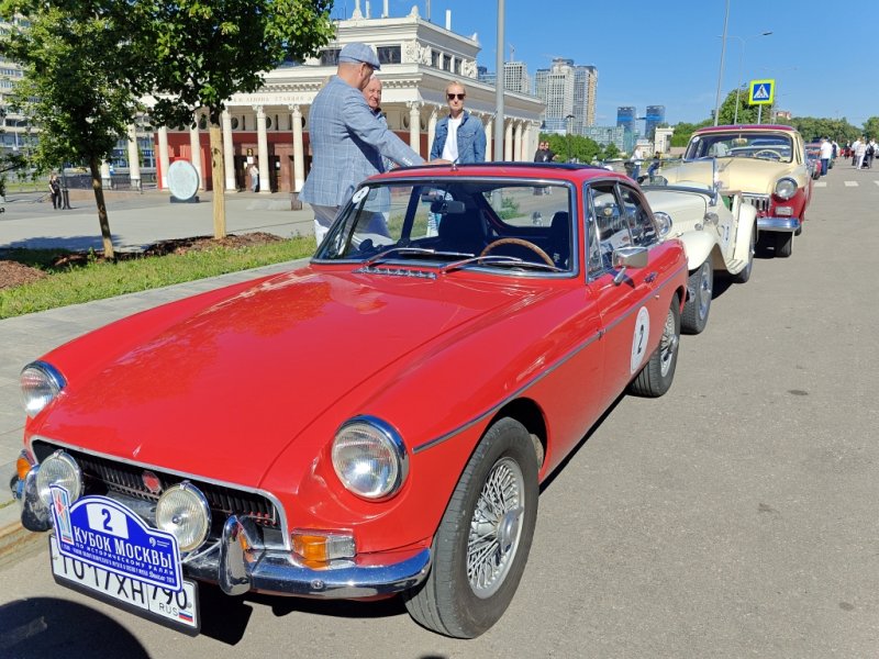 Dinamo Historic Rally: красный MG с номером 2 на фоне московской архитектуры
