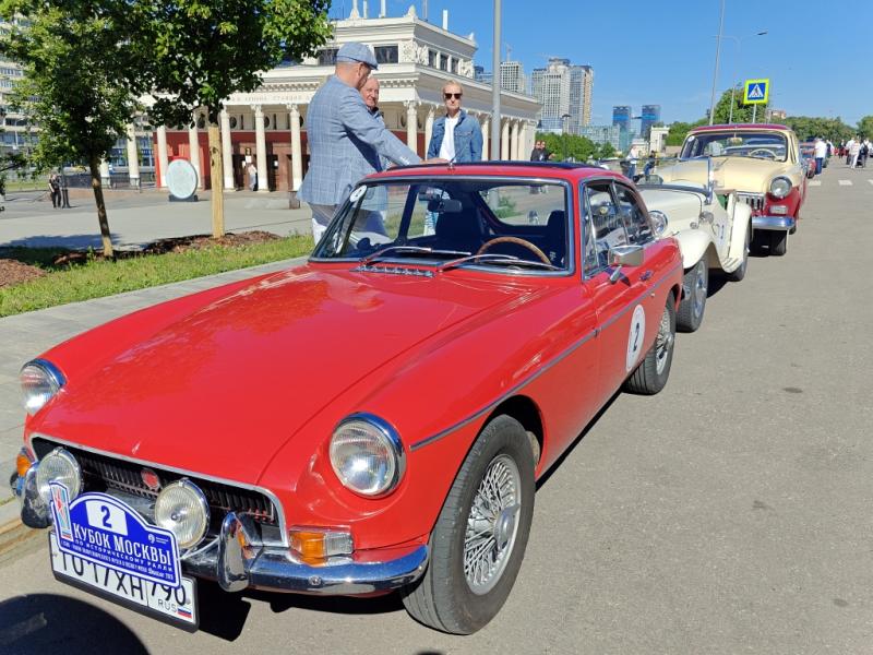 Dinamo Historic Rally: красный MG с номером 2 на фоне московской архитектуры