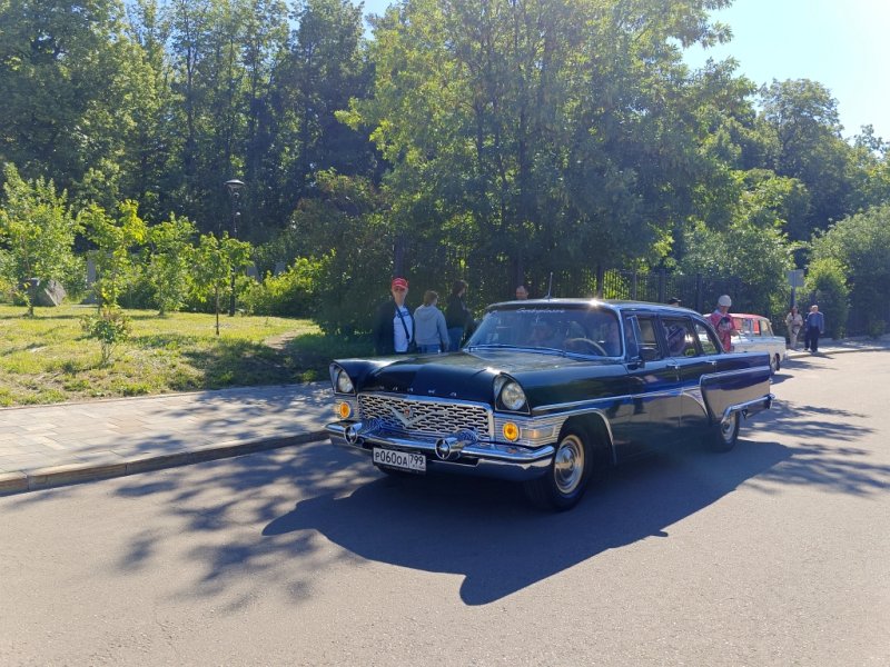 Dinamo Historic Rally: чёрный ЗИЛ-114 на асфальте парка