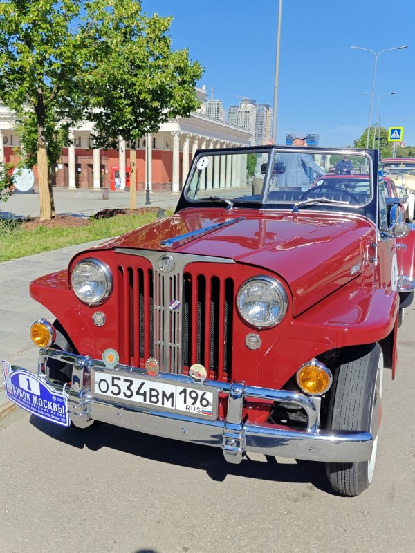 Кубок Москвы на Dinamo Historic Rally: красный Jeep Willys в центре Москвы