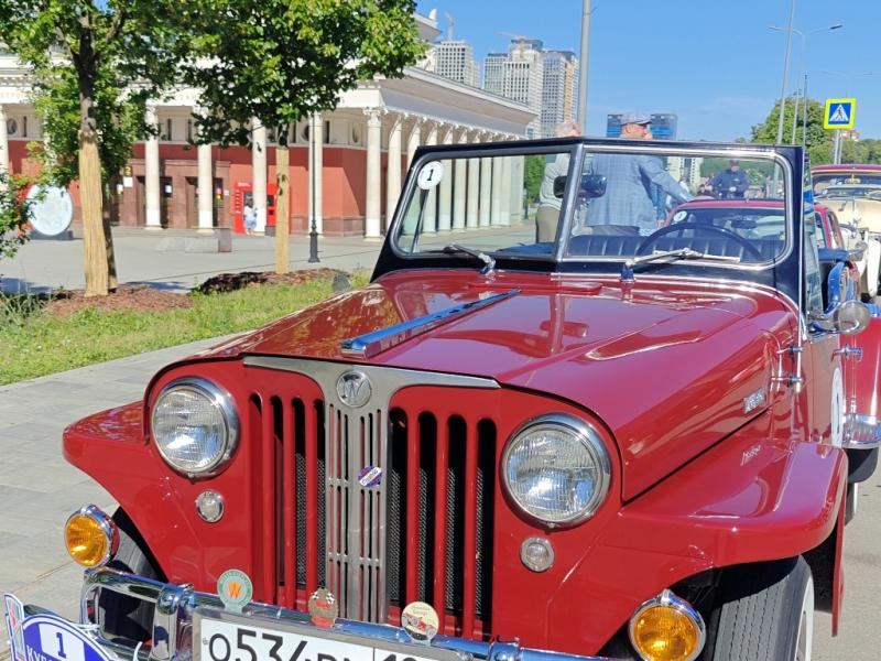 Кубок Москвы на Dinamo Historic Rally: красный Jeep Willys в центре Москвы