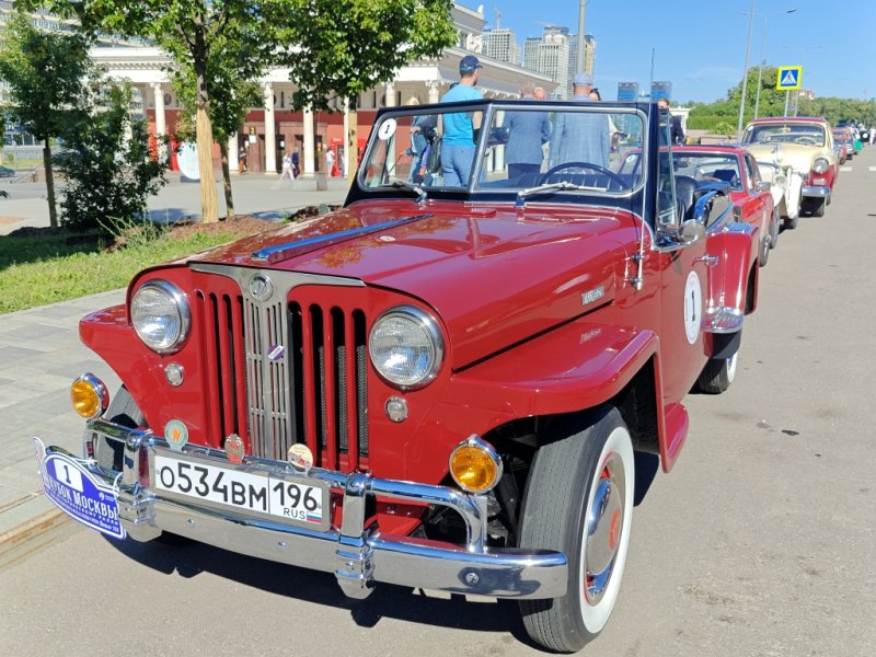 Красный Jeep Willys на Dinamo Historic Rally в Москве