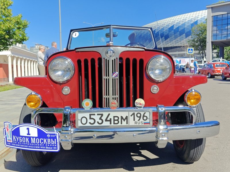 Кубок Москвы по историческому ралли: красный Jeep на фоне «Динамо»