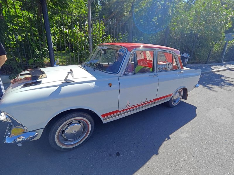 Dinamo Historic Rally: белый «Москвич» с красной крышей и номером 67