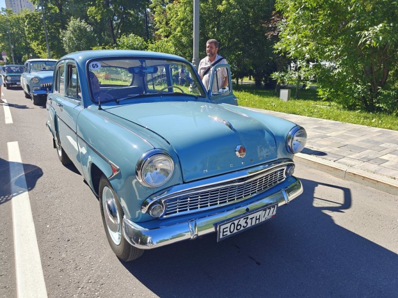 Dinamo Historic Rally: голубой Москвич-408 на фоне зелени улицы