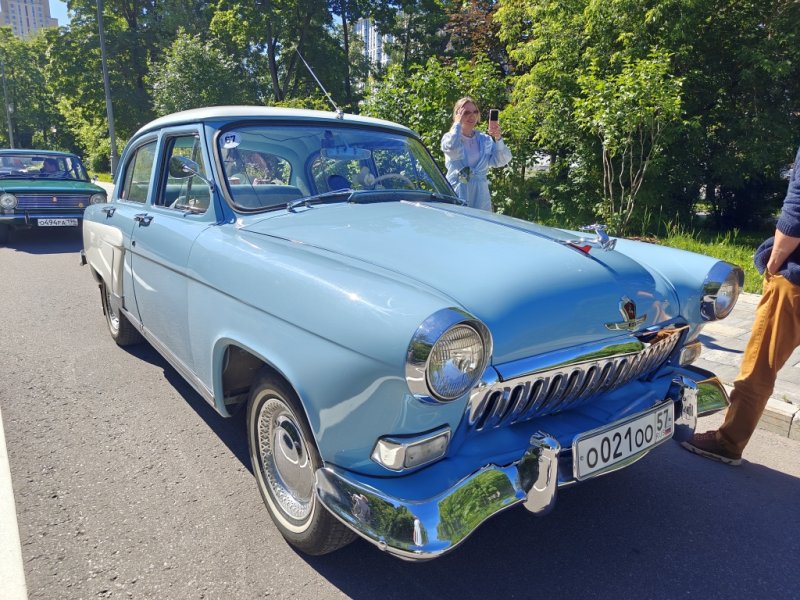 Dinamo Historic Rally: голубой ГАЗ-21 на фоне зелени и старинных машин