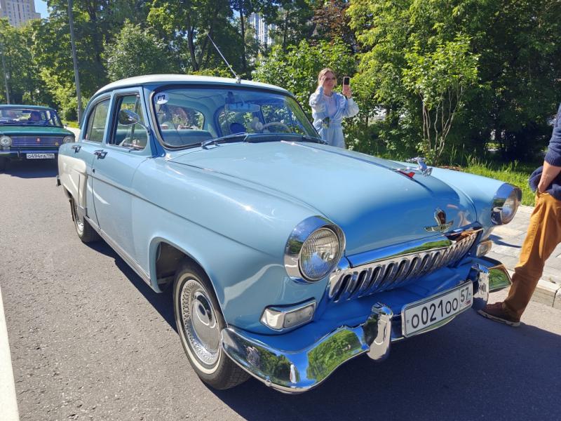 Dinamo Historic Rally: голубой ГАЗ-21 на фоне зелени и старинных машин