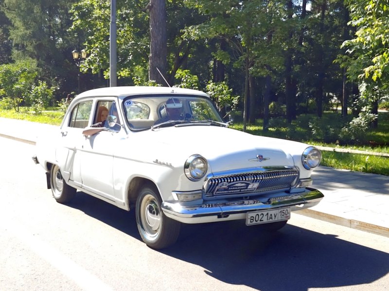 Белый ГАЗ-21 на Dinamo Historic Rally в парке, 2024