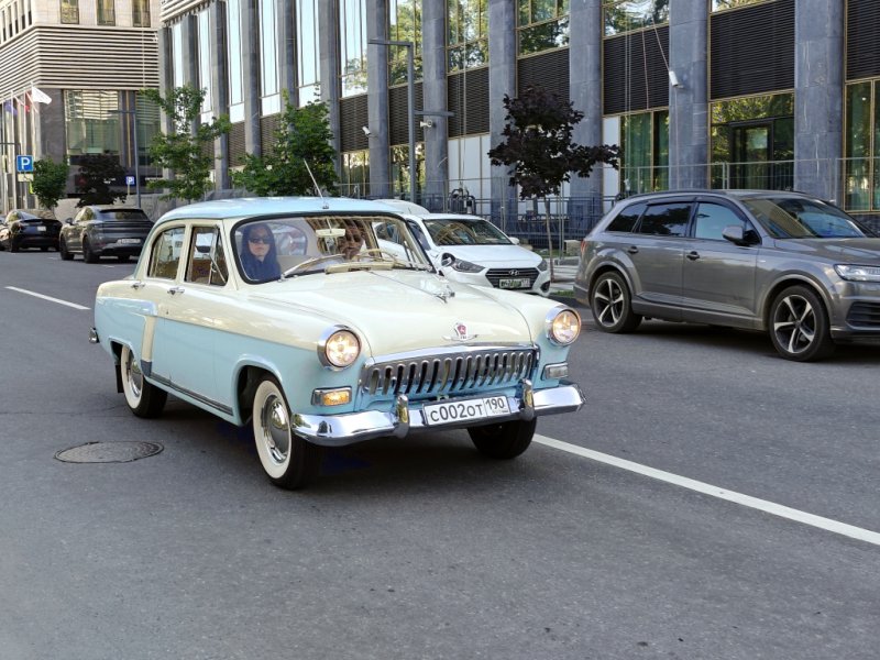 Dinamo Historic Rally: советская «Волга» ГАЗ-21 на фоне современных зданий