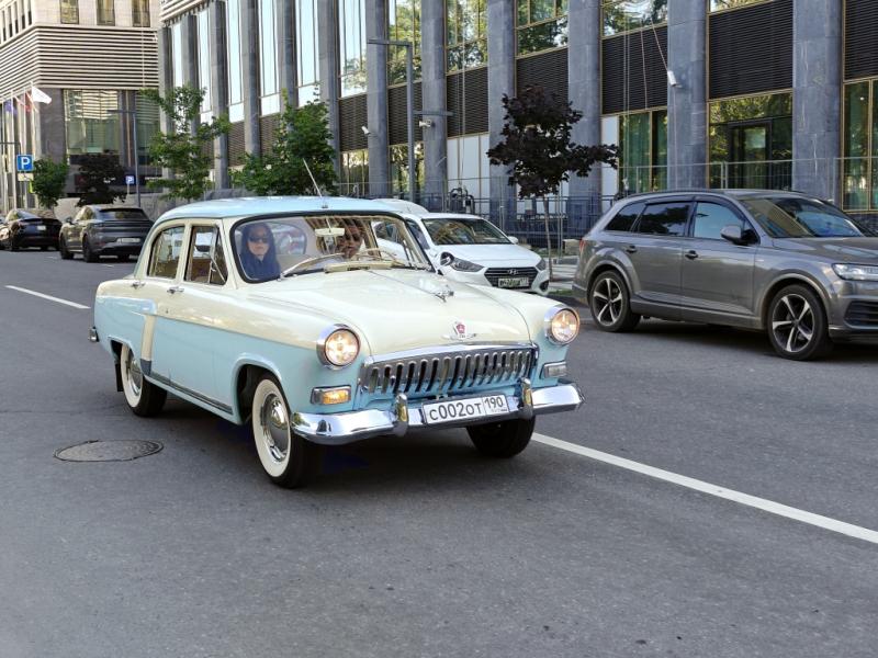 Dinamo Historic Rally: советская «Волга» ГАЗ-21 на фоне современных зданий